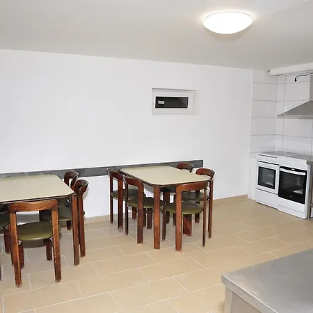 Weisenau Plaza Hostel *